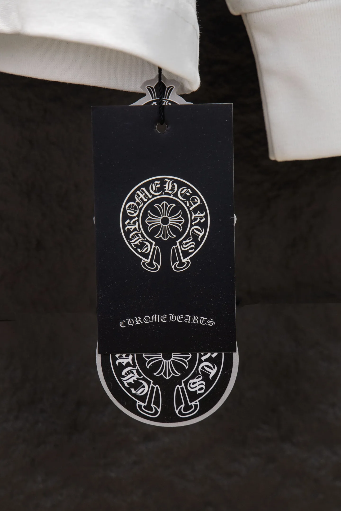 P230 🆕Chrome Hearts os version is really charming and Chrome Hearts is really a must-have. Each season's new version is made to the extreme. It is very practical and can be worn casually. Nice✔️ - ⚠️100% cotton. It is made of 21 double yarns, 300g weight fabric and imported knitted carded cotton. It has moderate thickness, drape and contour, and the upper body is comfortable! ! It is very tolerant to fat body types and can instantly lose five pounds after wearing it!  Specially ordered many Austrian hot diamonds, which have the bling bling effect of natural crystals under the light, with multi-faceted reflective points, and the production cost is extremely high. The laser molding includes a computer engraving machine and a laser machine, which are accurate in units of particles. Finally, it is hot and set at high temperature. After the hot ironing, the firmness needs to be tested repeatedly on the hot stamping. It can show colorful reflections under the light. The collar webbing extends to the shoulders for reinforcement, and the stitching at the joints. The hem and cuffs are all made with 0.2mm gauge double-thread turning. They are carefully produced at a high cost. The attitude of making goods with a magnifying glass restores the quality and effect of the product. The full set of customized accessories is only used to present every detail to customers. Film printing, 50,000 positioning, is very time-consuming. The body is treated with hot diamond elements, which greatly increases the interest of the clothing; unique visual effects. After special treatment, a unique effect is formed. An irregular hem is added to the version. This year's Kroxin is the main version. In the past two years, the oversize version has become the focus of the trend and has been a popular staple in the past two years. The change of designers has made this brand an instant hit. The progressive fashion of the times also needs the blood impact of fresh elements and trendy designs in order to continue its glory! It’s stylish both inside and outside, a must-have for high street travel! An absolute "eye-catching style" that can match couples 💏 Color: Black White Size: S M L XL